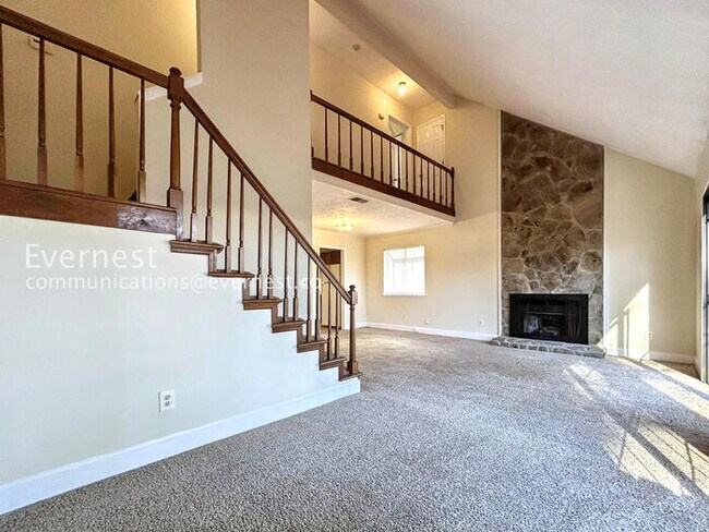 Building Photo - 2 Bed/2 Bath Home with Fenced Yard /Available now!