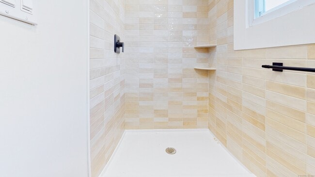 Building Photo - 86 Edwards St