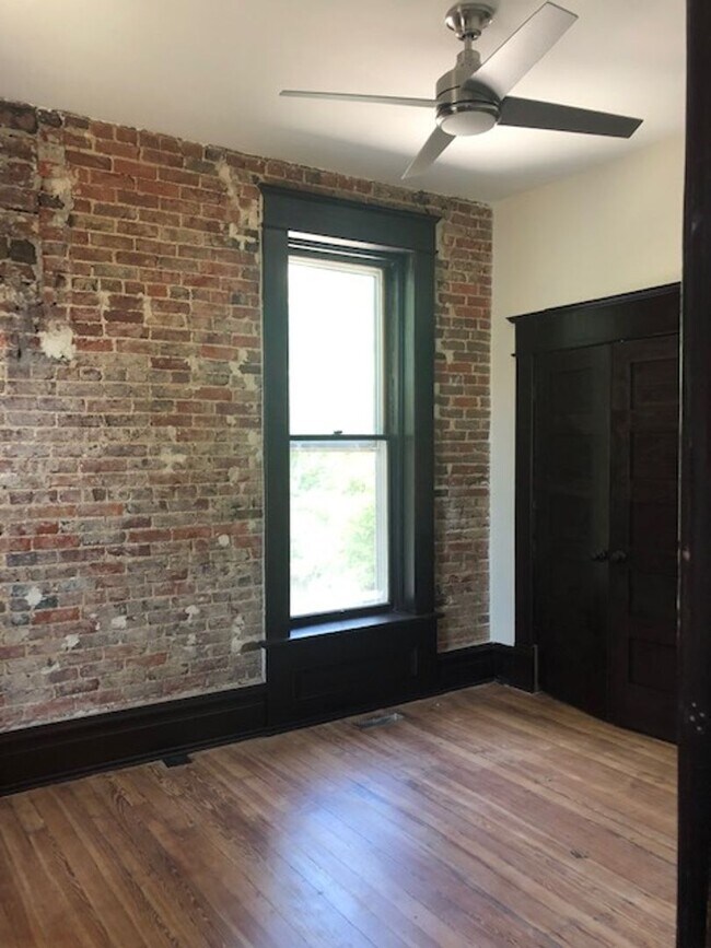 Building Photo - 1347 Park St