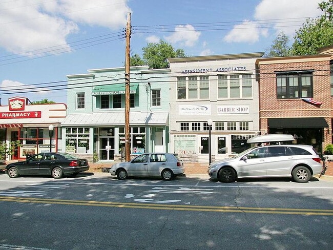 Building Photo - 3-Bed, 4-Bath Retreat in Chevy Chase!"