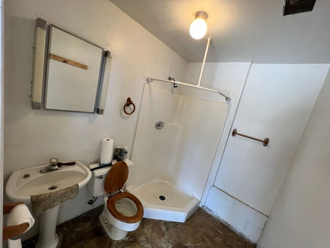 Building Photo - BEAUTIFUL Mountain Home