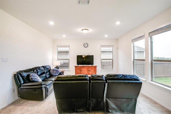 Building Photo - 1924 Stringer Pass