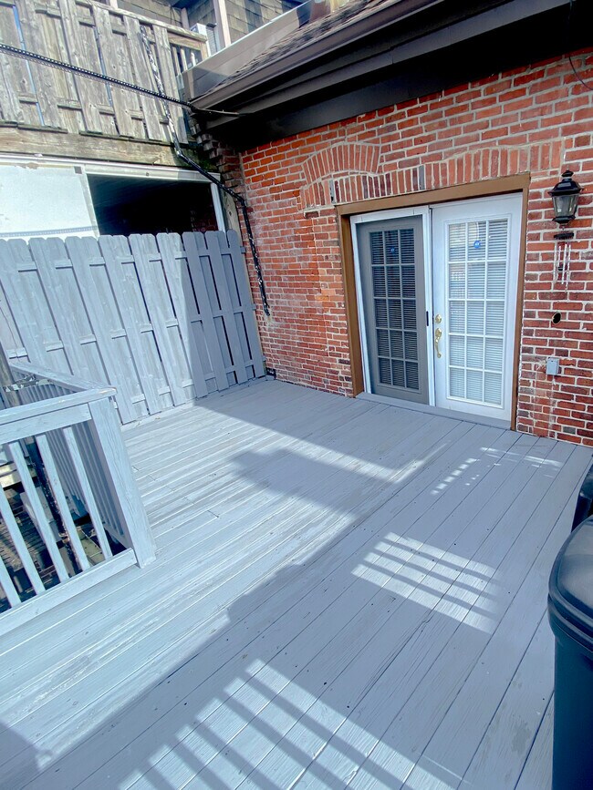 Deck - 505 N Rodney St