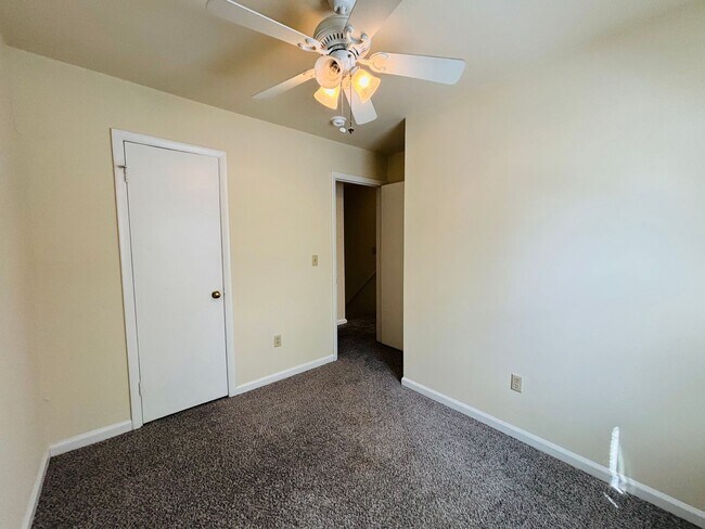 Building Photo - 111 Canterbury Ct