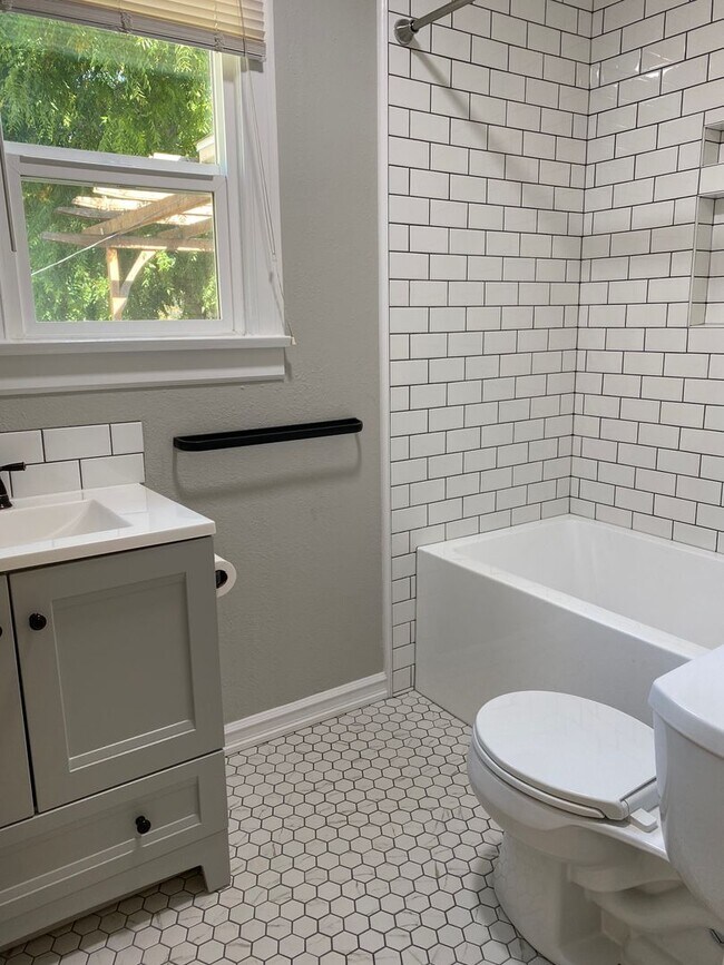 Building Photo - Beautiful 3 bed/2 bath On South Hill!