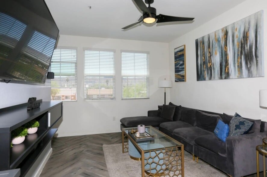 Building Photo - 2321 E Huntington Dr