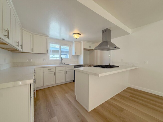 Building Photo - 4 Bed +2 Bath + 2 Car Garage - South HB