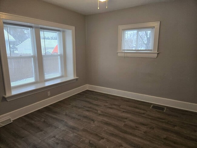 Building Photo - Charming 3-Bedroom Property in Prime Location