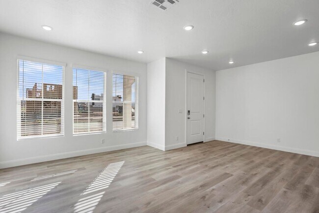 Building Photo - Beautiful 3 Bedroom Townhome in Desert Color. Internet Included!