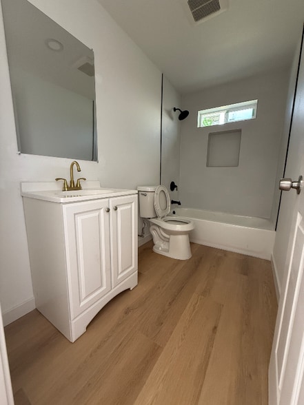 Building Photo - 220 E 21st St