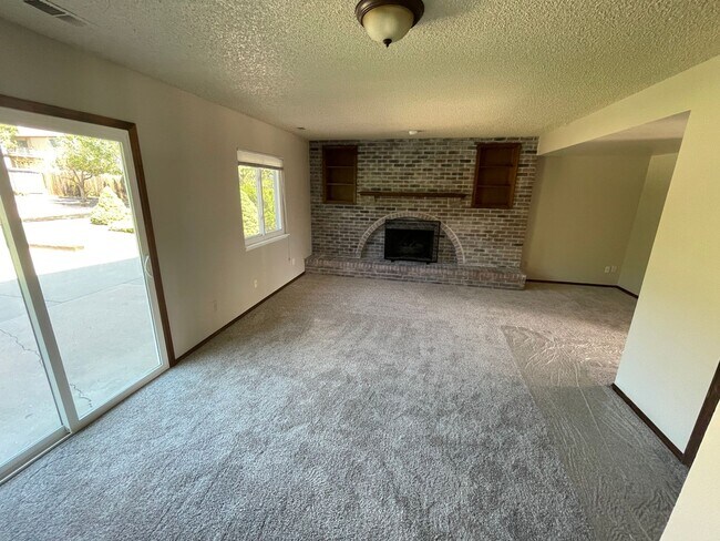 Building Photo - 5 Bedroom D20 Home with Large Backyard