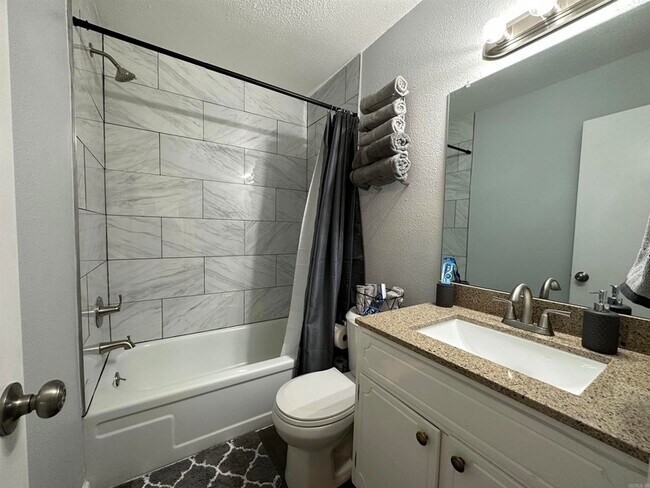 Building Photo - 3800 Pine St