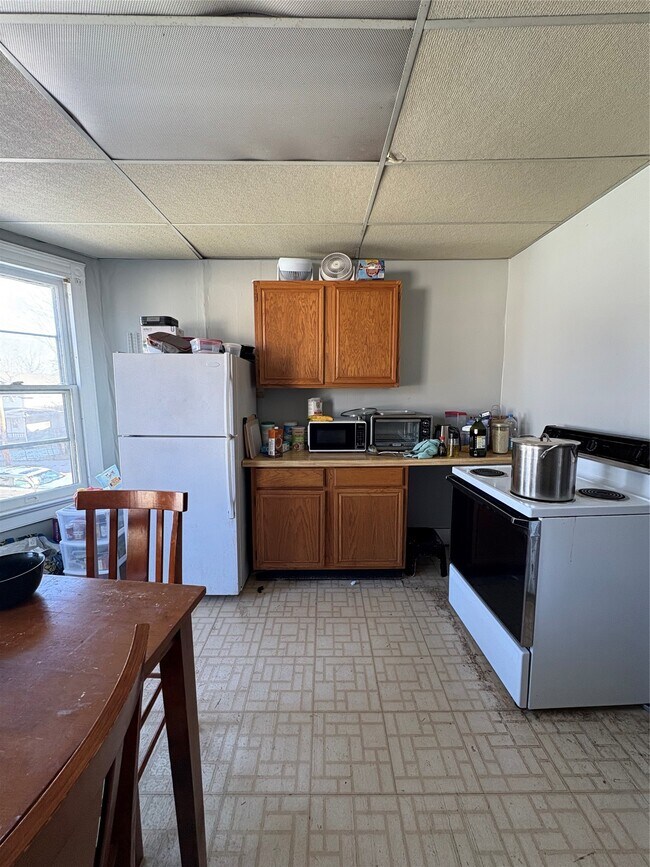 Building Photo - 171 Chapin St