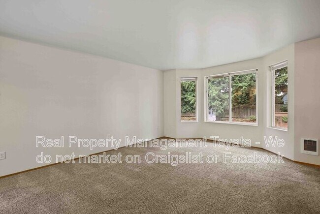Building Photo - 2421 Bickford Ave