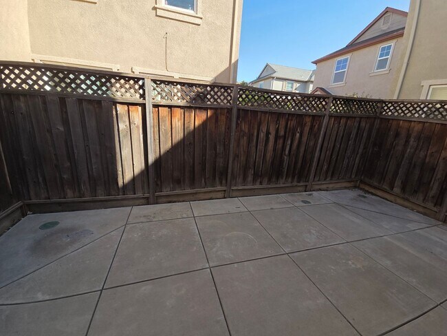 Building Photo - Gorgous 3 Bedroom 2/5 Bath home in HOA