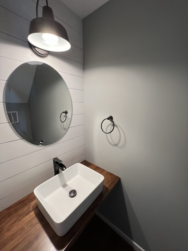 Building Photo - 618 McCauliff Dr