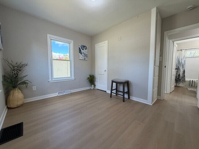 Building Photo - Remodeled 3 bed, 1 bath home for rent in E...