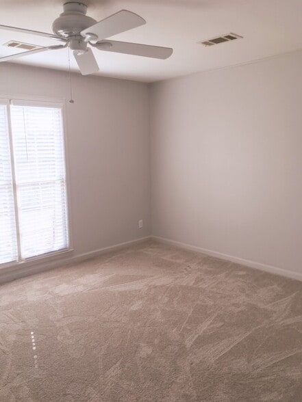 Building Photo - 2028 Hazel Hedge Ln