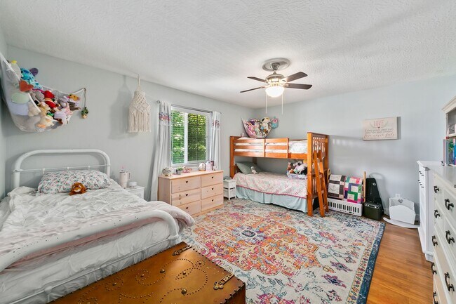 Building Photo - 5 Bedroom Home in Red Feather Estates - Me...