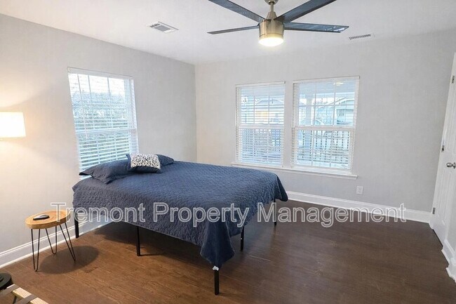 Building Photo - 1903 E 13th St