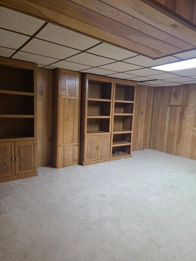 Building Photo - 812 Leeds Ln