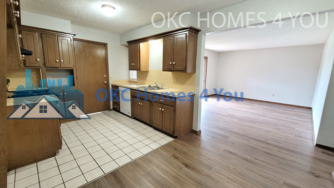 Building Photo - 2 Bed Near NW Expressway & Rockwell