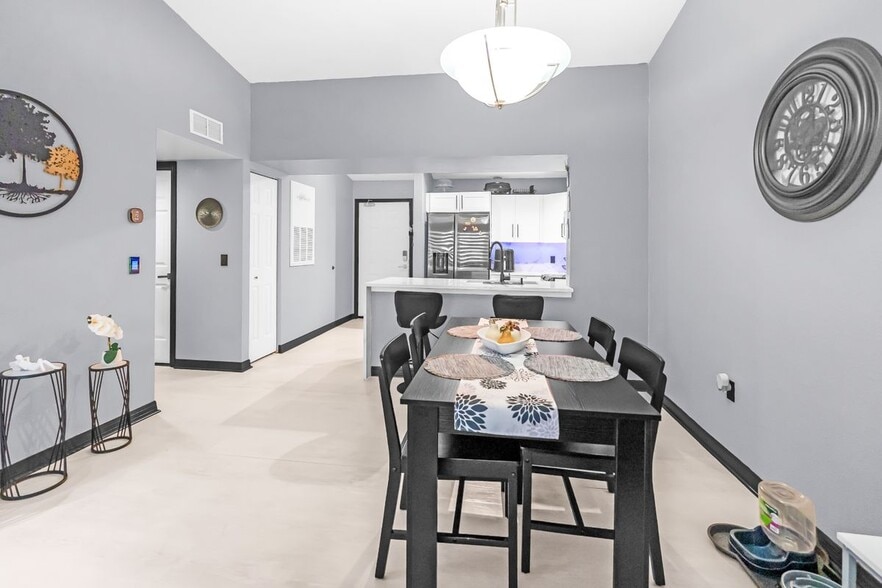 Building Photo - 8274 Key Royal Cir