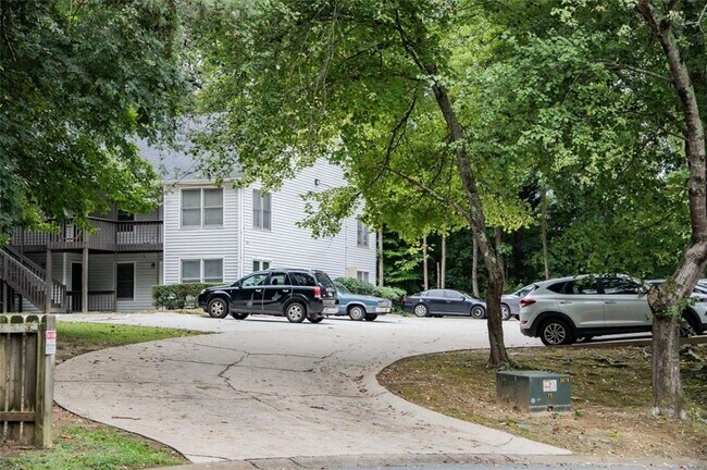 Building Photo - 1600 Oakpoint Dr SW