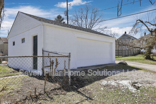 Building Photo - 121 S Terrace Ave