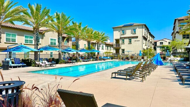 Building Photo - Beautiful "Model" Show Townhome in the Gat...