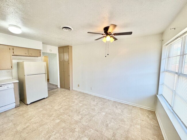 Building Photo - Charming 2 Bed 1 Bath Duplex - Walk to Sch...