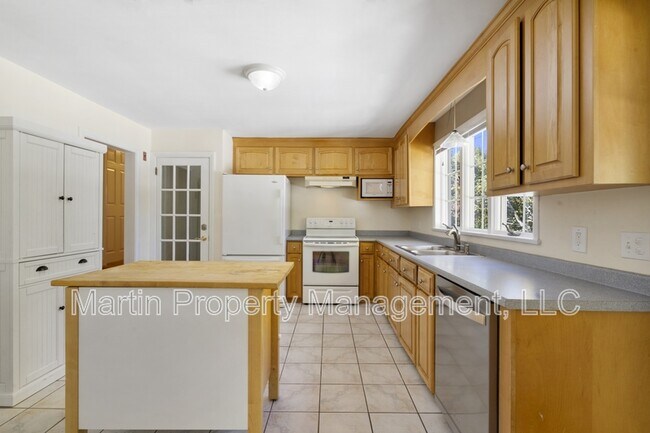 Building Photo - 27 Hermon St