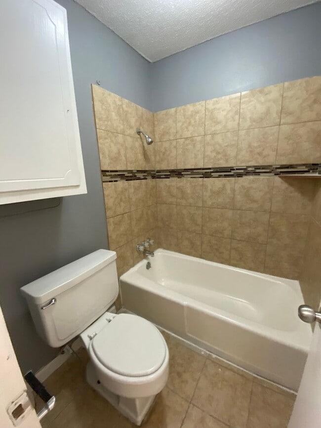 Building Photo - 2 Bedroom 1.5 Bath Apt at the Monterey Squ...