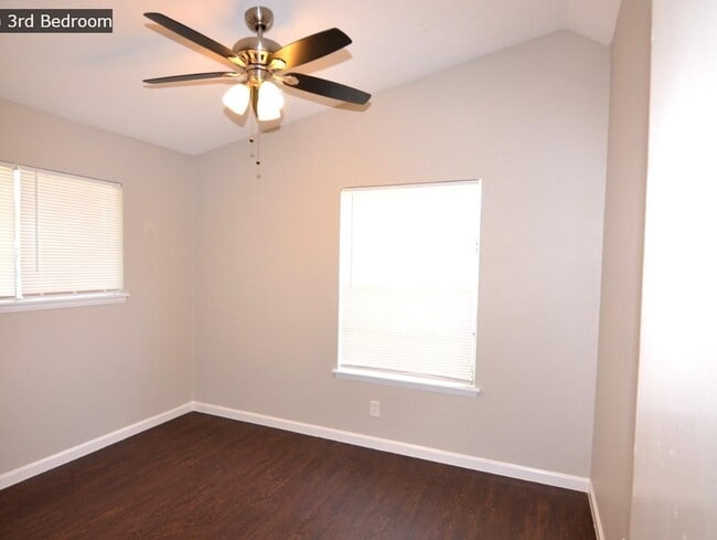 Building Photo - 5123 Vlg Gln Dr
