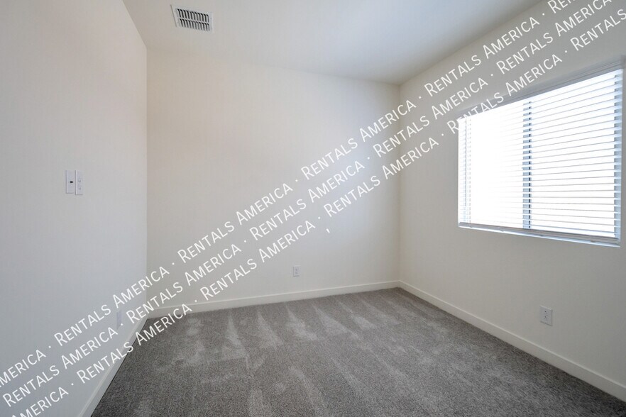 Building Photo - 614 E Diamond Dr