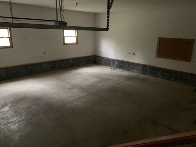 Building Photo - 889 Ghent Rd