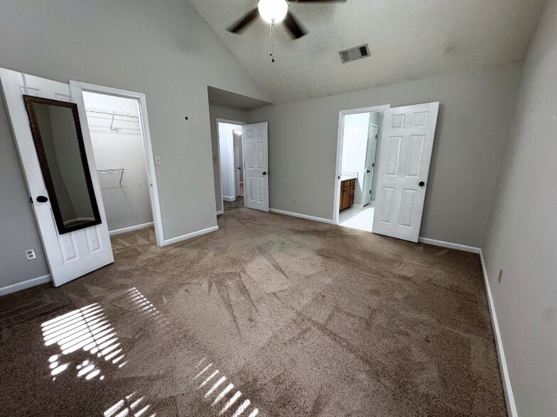 Building Photo - 26 Angel Trace