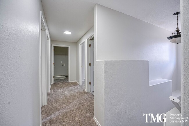 Building Photo - Beautifully Remodeled 3BR Home with Fenced Backyard