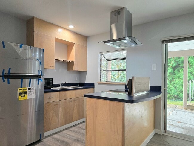 Building Photo - 4 Bedroom 3 Bath in Lake Forest Park