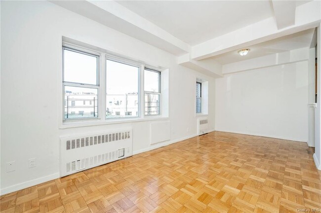 Building Photo - 525 Bronxville Rd