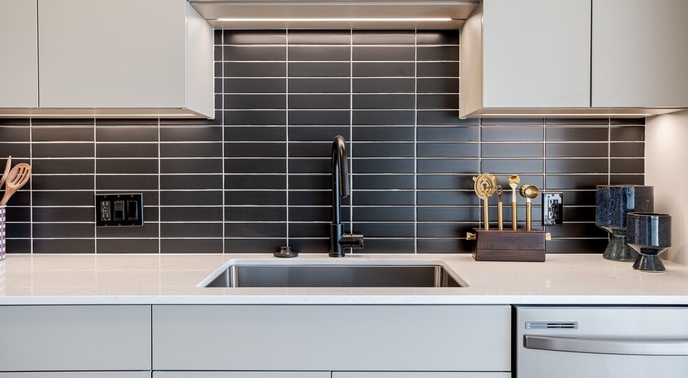 Building Photo - 327 N Aberdeen St