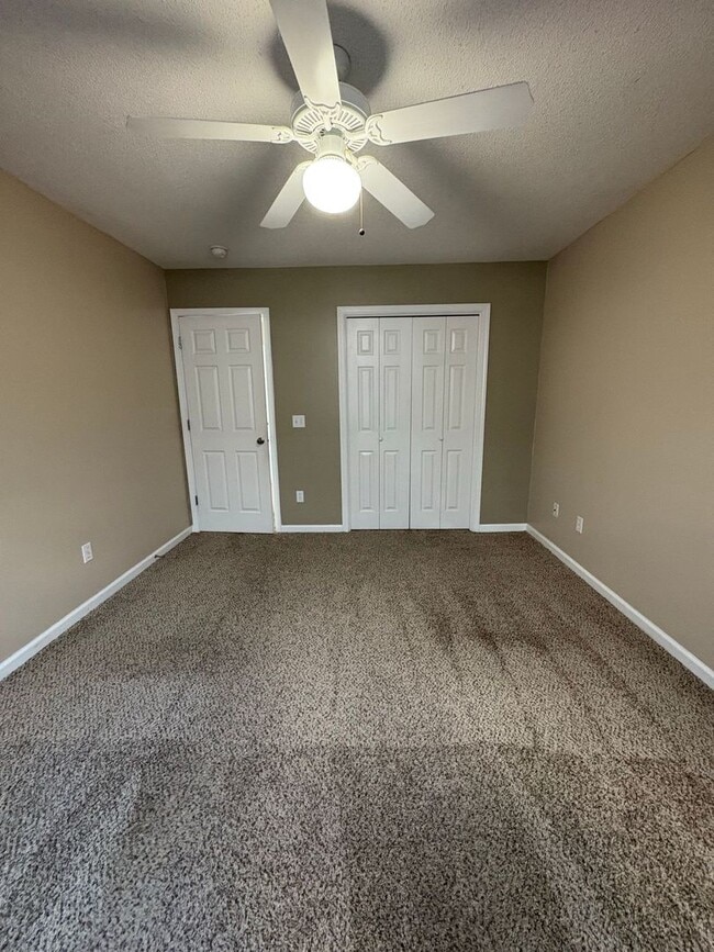 Building Photo - WAKEFIELD SUBDIVISION - Double Garage!  GRANITE COUNTERTOPS.