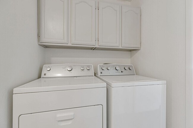 Building Photo - 2BR 1.5BA Condo For Rent – Prime Central F...