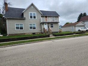 Building Photo - Large Updated Lower Duplex