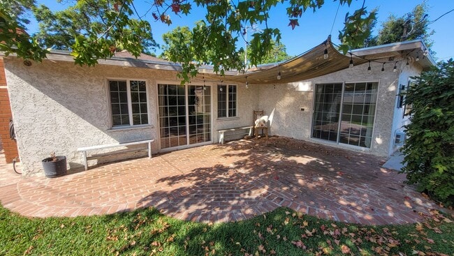 Building Photo - 3 Bed 2 Bath House With Spacious Family Ro...