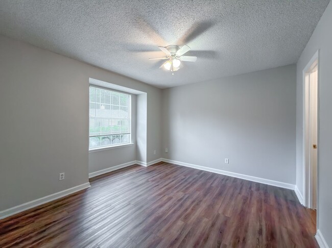 Building Photo - LOVELY SE 3/2 w/ New Paint, Fireplace, Fenced Yard, Vaulted Ceilings, Washer/Dryer, & No Carpet! ...