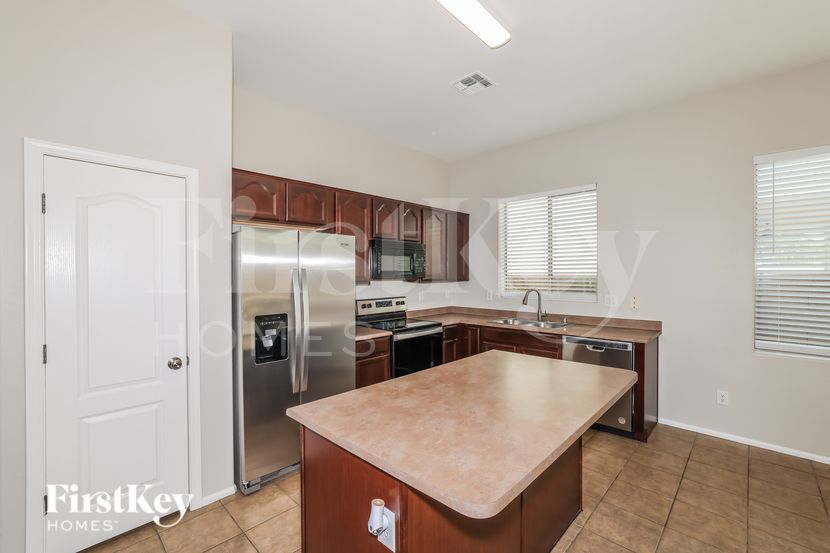 Building Photo - 1809 S 123rd Dr