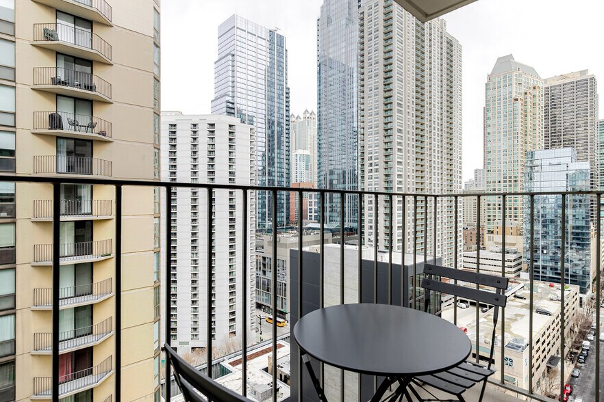 Building Photo - 77 W Huron St