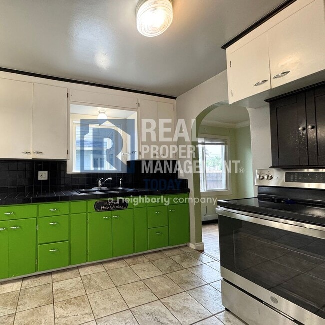 Building Photo - Sweet 3 bedroom and 2 bath + 3 car garage ...
