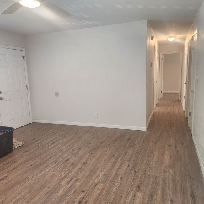 Building Photo - 3 bedroom 1.5 bath